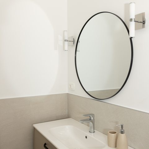 En-suite bathroom with stone-look tiles