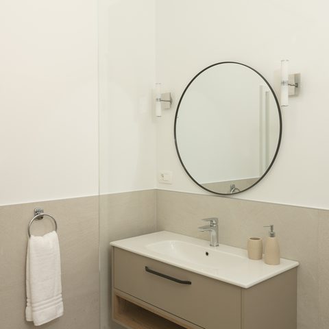 En-suite bathroom with towels