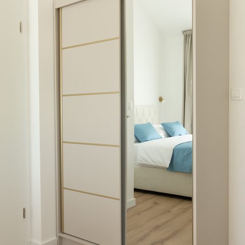 Built-in wardrobe with mirror