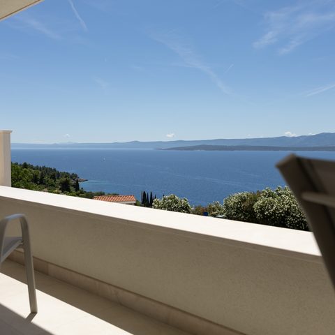 Terrace with sun loungers facing the sea