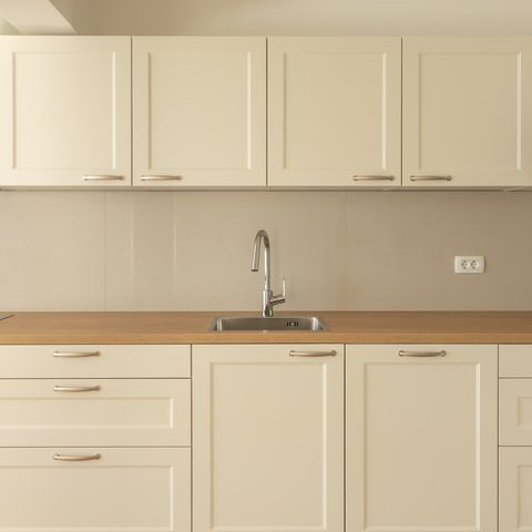 Fully equipped kitchen with oven and modern appliances